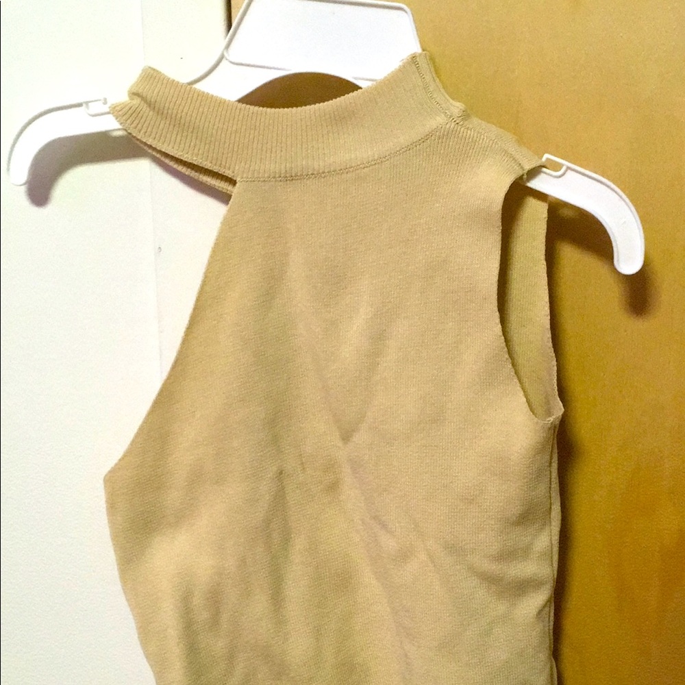 One shoulder going out top cream M